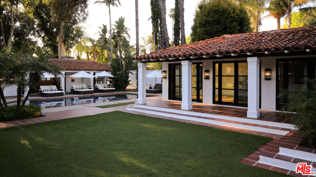 https://media.crmls.org/mediaz/8a1f4402-c6af-479d-b96d-b4decc2c6d55.jpg?preset=X-Large