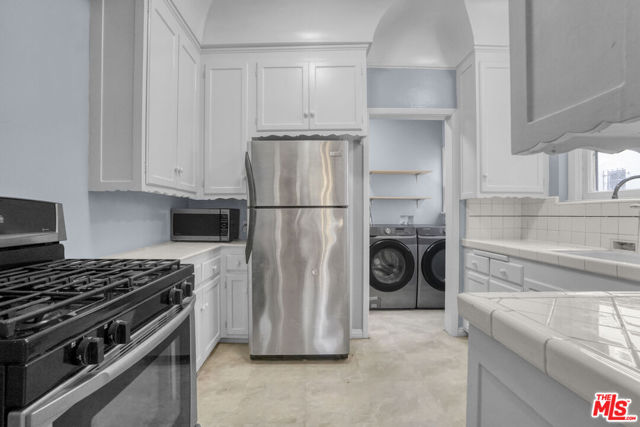 123 N Harper Avenue, Los Angeles CA: https://media.crmls.org/mediaz/8a1fba1e-7319-46e6-91b7-0815eaa0d70c.jpg