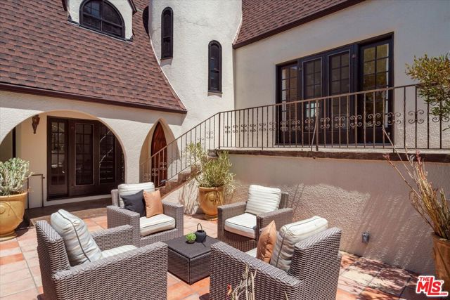 2064 Ames Street, Los Angeles CA: https://media.crmls.org/mediaz/8a1fc598-f7b9-4faf-be40-10f814b82a56.jpg
