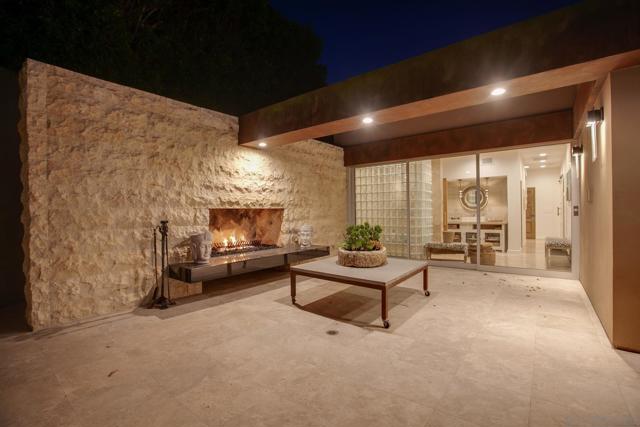14817 Arroyo Rosita, Rancho Santa Fe CA: https://media.crmls.org/mediaz/8a2024f8-8c4b-4ad2-b272-9c22a60a04ea.jpg