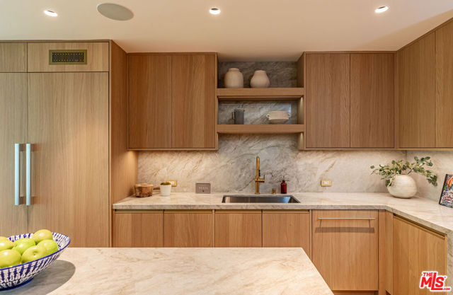 365 Norcroft Avenue, Los Angeles CA: https://media.crmls.org/mediaz/8a2045cc-26dd-430b-88ac-8496246e210d.jpg