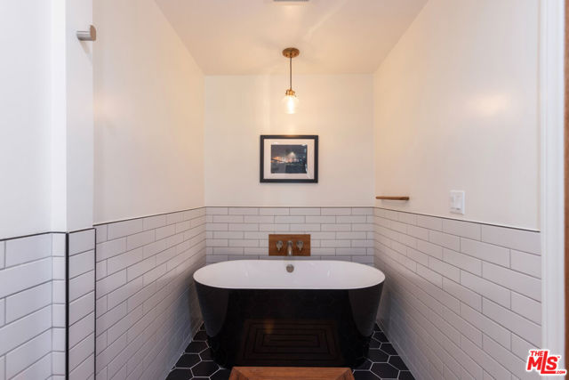 11805 Mayfield Avenue, Los Angeles CA: https://media.crmls.org/mediaz/8a2068ab-9851-480f-b97f-9e9bc56a90b4.jpg