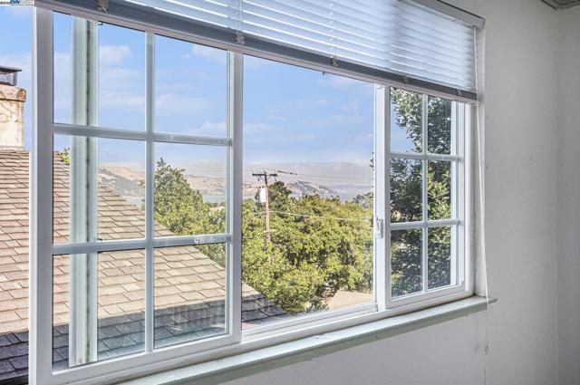 925 GRANDVIEW AVE, Martinez CA: https://media.crmls.org/mediaz/8a20888a-f5e7-4d32-8190-0d038161ca1e.jpg