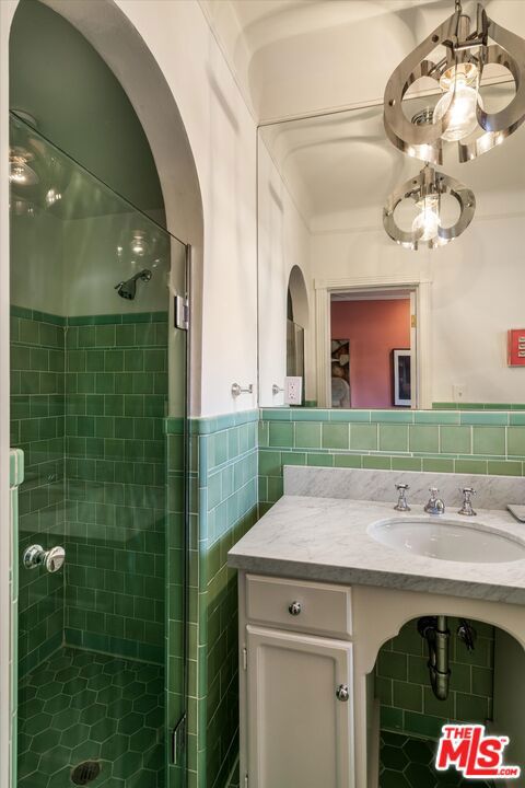 1416 Havenhurst Drive, West Hollywood CA: https://media.crmls.org/mediaz/8a216b85-345d-4c1f-9229-6efe55fff1c4.jpg