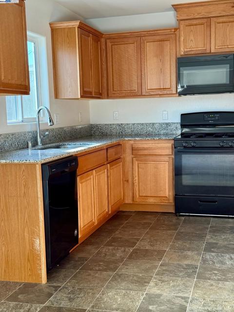 105 Harp Ct, Merced CA: https://media.crmls.org/mediaz/8a219fe0-3a66-46a6-8a38-0f138e2e7590.jpg