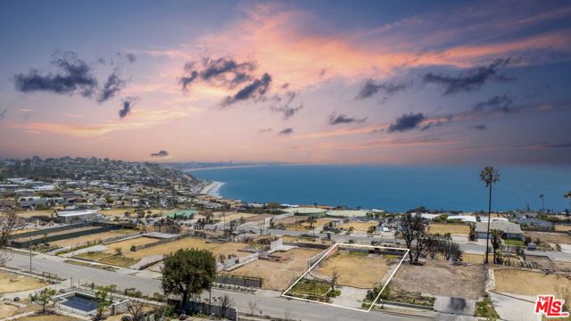 18428 Clifftop Way, Malibu CA: https://media.crmls.org/mediaz/8a21a9bd-c219-4f5b-b5c0-4ce3e58dd9e3.jpg