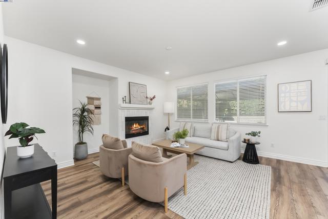 309 Aspen Ct, Roseville CA: https://media.crmls.org/mediaz/8a221541-84d1-4a51-a911-5f13d6950aff.jpg