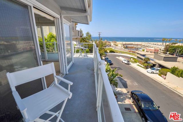 218 Montreal Street, Playa del Rey CA: https://media.crmls.org/mediaz/8a223731-e523-40ca-b2ca-93ae23ec1553.jpg