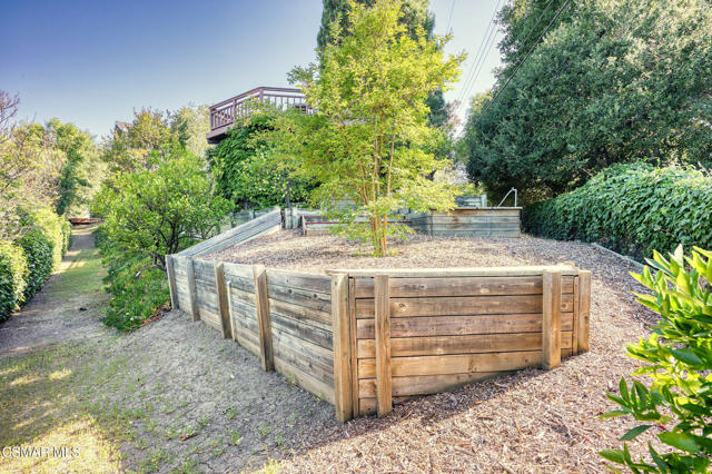 22101 Mulholland Drive, Woodland Hills CA: https://media.crmls.org/mediaz/8a226025-6ad8-48e1-b571-fefcc5285e6f.jpg