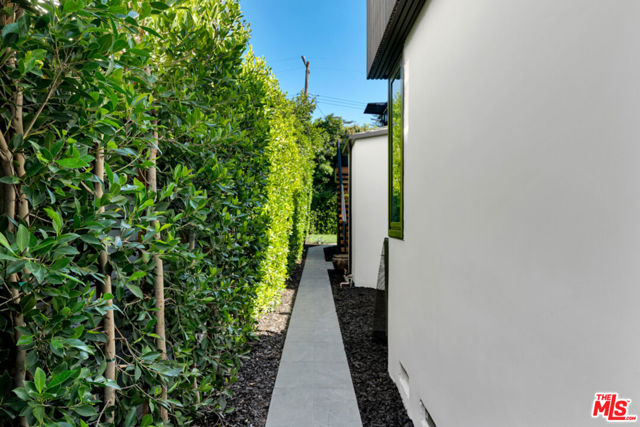 418 N Bowling Green Way, Los Angeles CA: https://media.crmls.org/mediaz/8a22b2e2-e409-4487-a1d8-d72043aa18d4.jpg