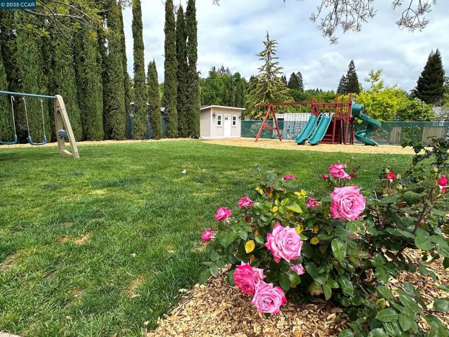 2200 Tice Valley Blvd +3BR ADU, Walnut Creek CA: https://media.crmls.org/mediaz/8a23933a-731d-4536-b2f4-ad3e68c3cca0.jpg
