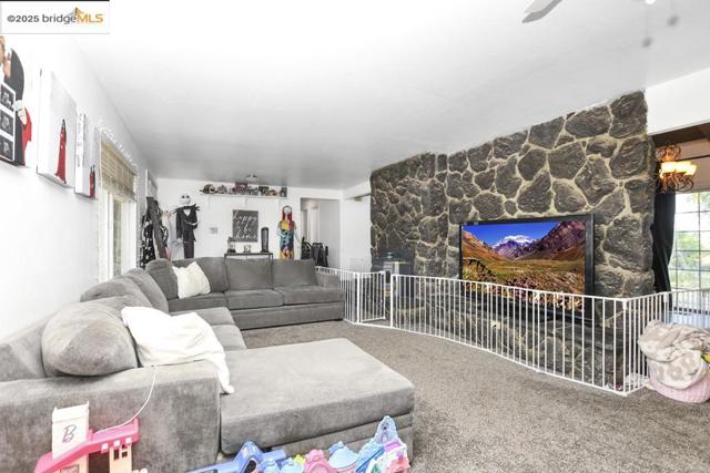 26893 Marsh Creek Rd, Brentwood CA: https://media.crmls.org/mediaz/8a23a69b-a118-4457-8bad-6a37d9de7e01.jpg