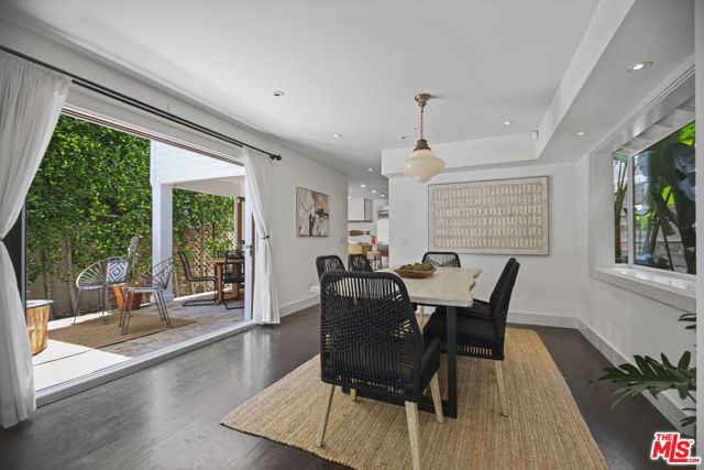 1210 Cabrillo Avenue, Venice CA: https://media.crmls.org/mediaz/8a243be5-dd82-4351-81b9-4805ec74ad71.jpg