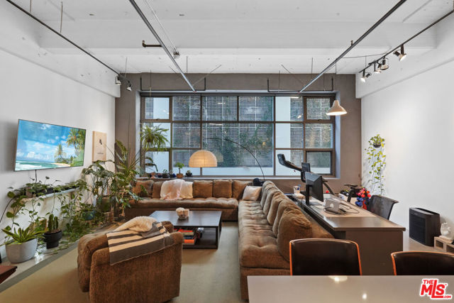 1130 S Flower Street, Los Angeles CA: https://media.crmls.org/mediaz/8a24ca16-1f84-4e96-9a45-87118f58b2ca.jpg