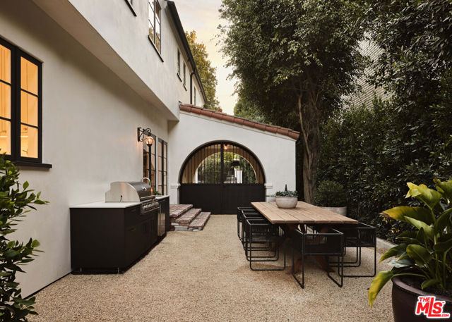 624 N Arden Drive, Beverly Hills CA: https://media.crmls.org/mediaz/8a252e6e-5cda-4bf2-9200-7b46b0f7a696.jpg