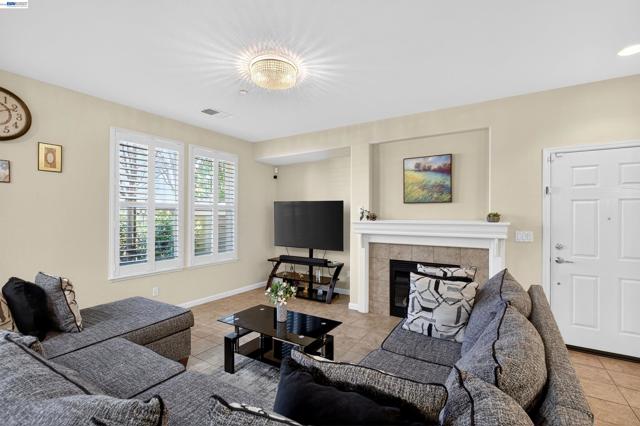 86 S Cortadillo St, Mountain House CA: https://media.crmls.org/mediaz/8a269481-63de-46fa-8d9e-e05a0c1e2f19.jpg