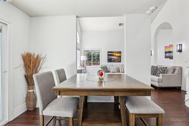 1060 Green Point Ct, Concord CA: https://media.crmls.org/mediaz/8a26a39f-8765-4140-920c-4f99a5ec302d.jpg