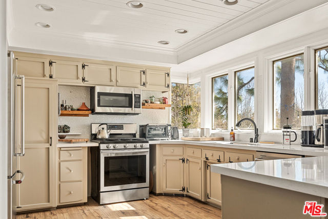 28277 Arbon Lane, Lake Arrowhead CA: https://media.crmls.org/mediaz/8a26de51-01e3-4b4c-8a98-f00c5490dc98.jpg