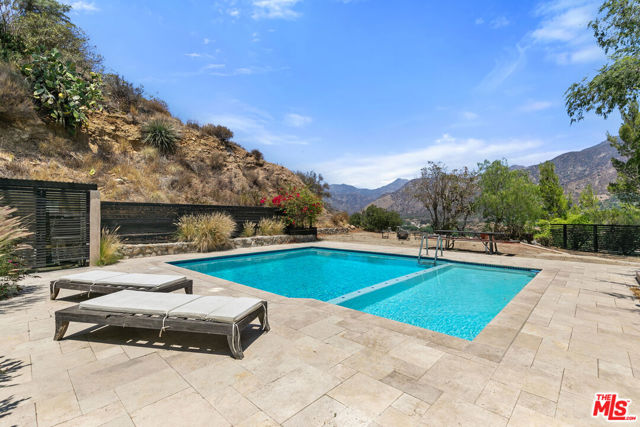 11320 Alethea Drive, Sunland CA: https://media.crmls.org/mediaz/8a27056e-e61a-41e4-bc23-d4e728282d14.jpg
