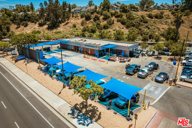 23156 Los Alisos Boulevard, Mission Viejo CA: https://media.crmls.org/mediaz/8a272600-bdd5-4970-9e36-2c5b5f1d7291.jpg