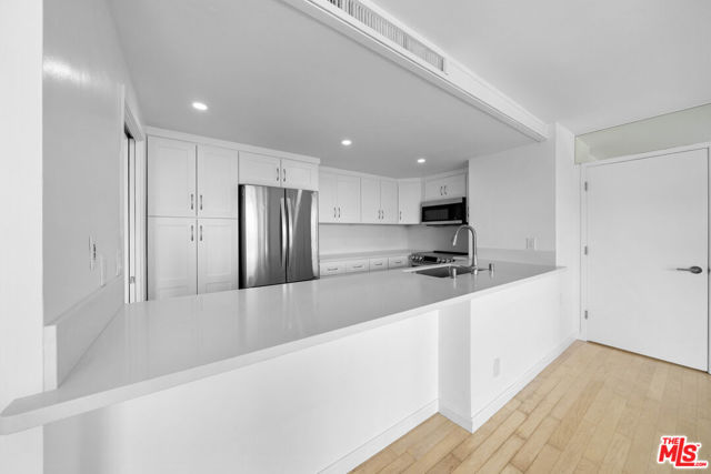 2160 Century Park East, Los Angeles CA: https://media.crmls.org/mediaz/8a277cc1-bf1c-40ee-920e-b0c9210243f8.jpg