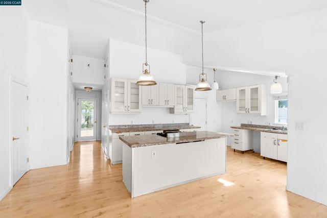 39 Anson Way, Kensington CA: https://media.crmls.org/mediaz/8a27c4ed-2794-4f28-b46d-d8426c41aefa.jpg