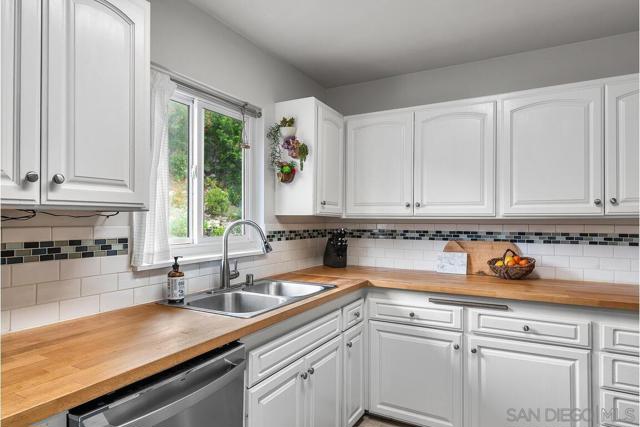 6120 Amaya Dr, La Mesa CA: https://media.crmls.org/mediaz/8a295815-b150-4e39-a333-d71e5db28436.jpg