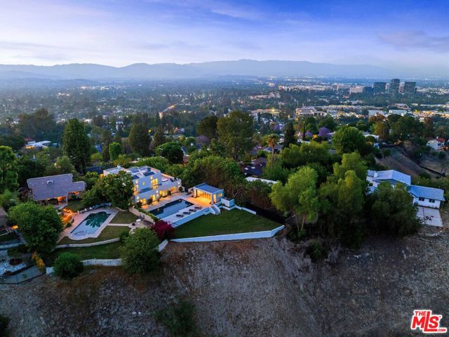 5118 Cerrillos Drive, Woodland Hills CA: https://media.crmls.org/mediaz/8a2b2524-25e1-44f7-b94a-d20a31da0004.jpg