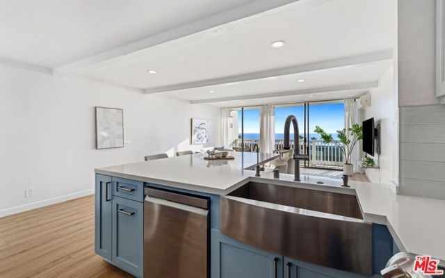 11862 Starfish Lane, Malibu CA: https://media.crmls.org/mediaz/8a2c2395-3583-40bd-80c4-8ef2fb989d17.jpg
