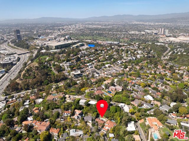 3300 N Knoll Drive, Los Angeles CA: https://media.crmls.org/mediaz/8a2c689d-f34c-4622-834b-638868775d26.jpg