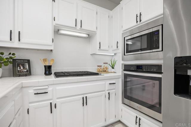 Detail Gallery Image 15 of 42 For 7122 Calabria Ct #E,  San Diego,  CA 92122 - 3 Beds | 2/1 Baths