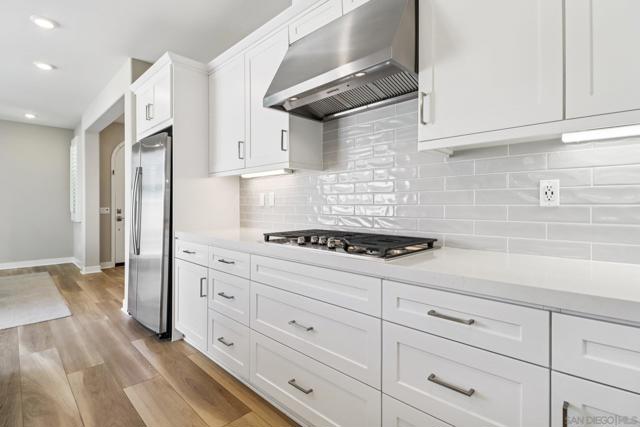 6698 Spartina Ct, Carlsbad CA: https://media.crmls.org/mediaz/8a2d0383-b16a-4616-95cd-b1306b527bd0.jpg