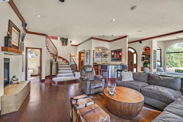 141 Ray St, Pleasanton CA: https://media.crmls.org/mediaz/8a2d4f7c-8981-42ed-bf0b-2417e9783bfb.jpg