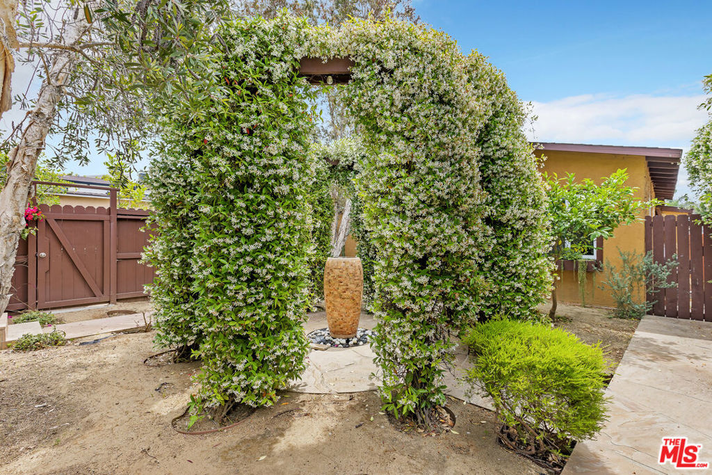 https://media.crmls.org/mediaz/8a2d78f9-3bd2-4cd0-9799-3523561d0573.jpg?preset=X-Large