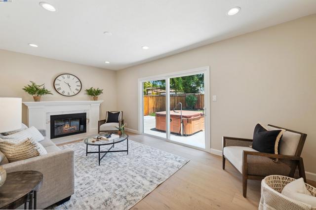 4531 Harper Ct, Pleasanton CA: https://media.crmls.org/mediaz/8a2da644-79ac-4985-92fb-85febd6871f1.jpg