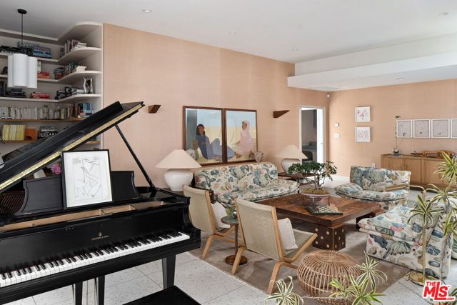 11513 Dona Cecilia Drive, Studio City CA: https://media.crmls.org/mediaz/8a2e4fad-05b1-4b05-a849-92fe7d045019.jpg