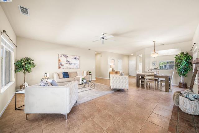1983 Cork Oak Ln, Manteca CA: https://media.crmls.org/mediaz/8a2ea90e-0bda-4a88-894e-ecab548c6d47.jpg