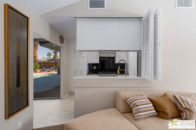 566 N Sunset Way, Palm Springs CA: https://media.crmls.org/mediaz/8a2ef987-0faf-4934-be8c-8f6b3b02bf24.jpg