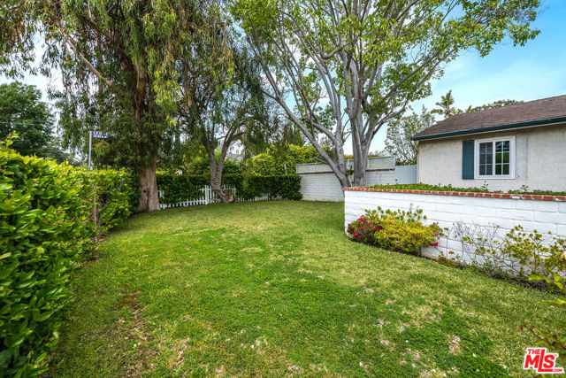 10355 Camarillo Street, Toluca Lake CA: https://media.crmls.org/mediaz/8a2f396f-8249-438d-829f-245b4b62f830.jpg