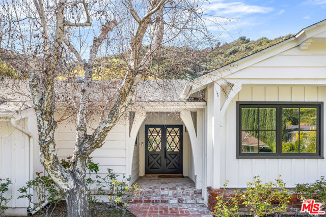 1801 San Ysidro Drive, Beverly Hills CA: https://media.crmls.org/mediaz/8a2fa75d-bc47-4a6d-a6c3-43dc5e97aa63.jpg