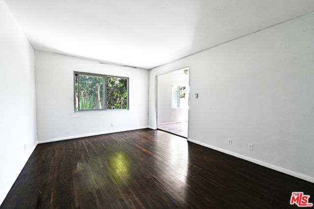 5533 W Jefferson Boulevard, Los Angeles CA: https://media.crmls.org/mediaz/8a2fe71d-f56b-4264-87b2-1d2282c4d4fe.jpg