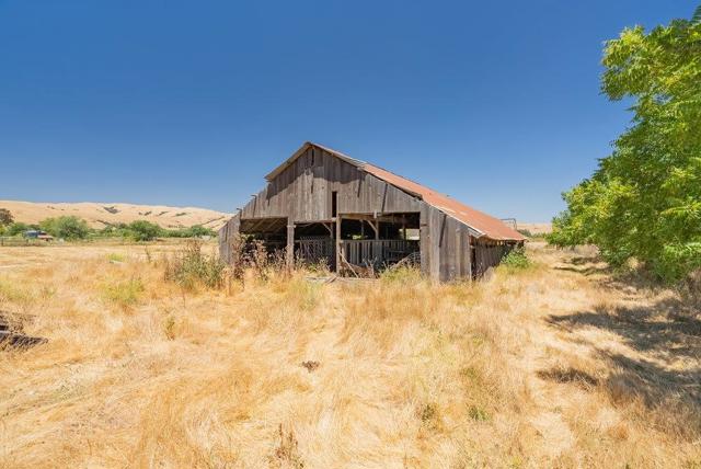 7327 Lovers Lane, Hollister CA: https://media.crmls.org/mediaz/8a2ff504-c516-4bfb-ab37-415b96f4764b.jpg