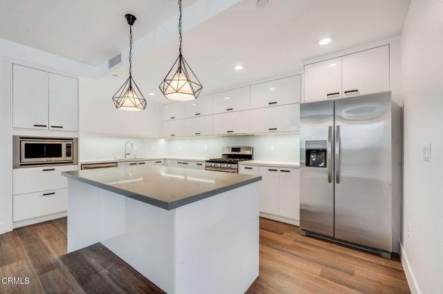 239 S Marengo Avenue, Pasadena CA: https://media.crmls.org/mediaz/8a30c610-691d-4eae-90ab-90e97bd51e4c.jpg