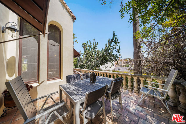 6615 Emmet Terrace, Los Angeles CA: https://media.crmls.org/mediaz/8a30cd54-856c-4eb8-97ab-58557a699ae9.jpg