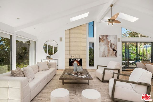 29417 Bluewater Road, Malibu CA: https://media.crmls.org/mediaz/8a30db3d-b3a6-4b86-8bc5-cff85418b942.jpg
