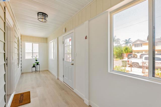 2720 Short St, Oakland CA: https://media.crmls.org/mediaz/8a311596-bb36-46f5-9939-998cfe33e4b1.jpg