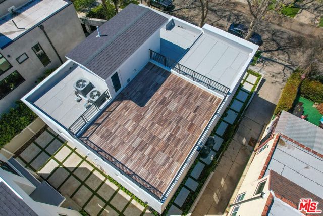 816 N Orange Drive, Los Angeles CA: https://media.crmls.org/mediaz/8a31ee23-a15f-4961-a20c-55db8c24627d.jpg