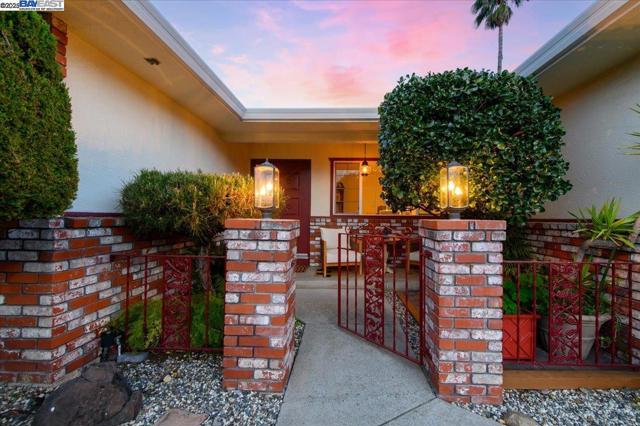 5720 San Juan Way, Pleasanton CA: https://media.crmls.org/mediaz/8a31fbca-82cb-424b-962f-163de3dd1074.jpg