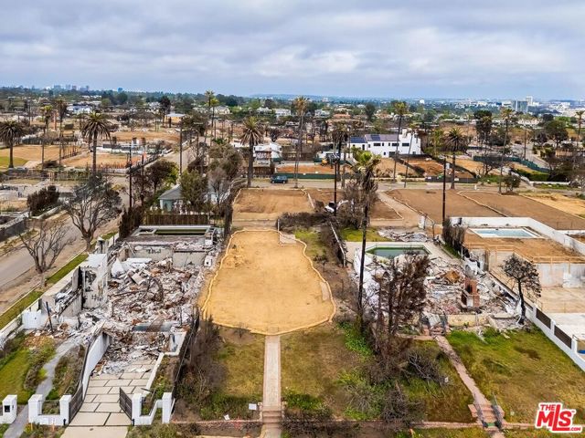 428 Via De La Paz, Pacific Palisades CA: https://media.crmls.org/mediaz/8a326d2f-03b3-45ea-a10b-919397c73369.jpg