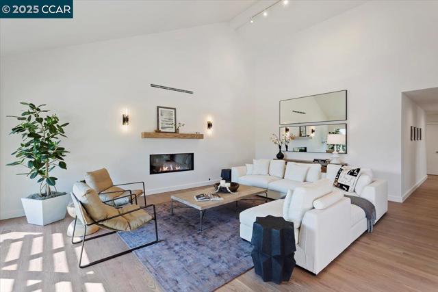 316 Village View Ct, Orinda CA: https://media.crmls.org/mediaz/8a33130c-5062-4d76-b56d-1d13b8dfe447.jpg